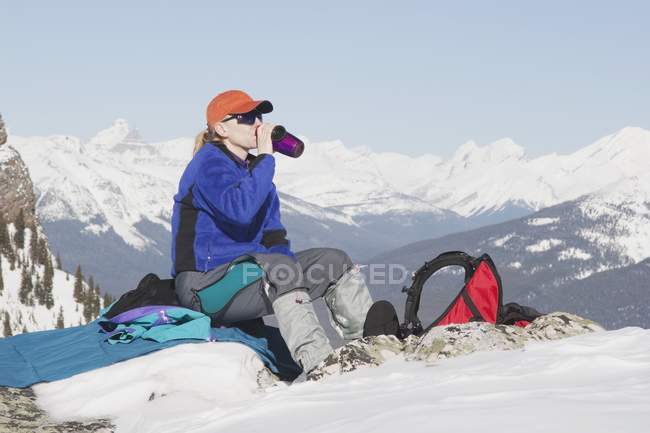 Caminhante feminina senta-se para descansar — Fotografia de Stock