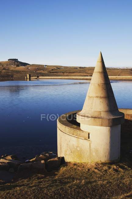 Réservoir d'eau avec côte vallonnée — Photo de stock