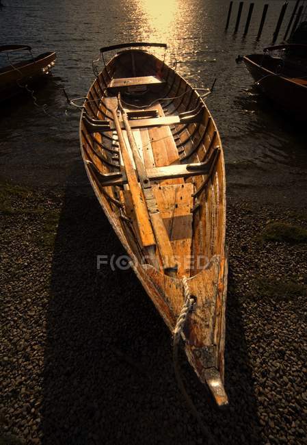 Barco en la costa, Inglaterra - foto de stock