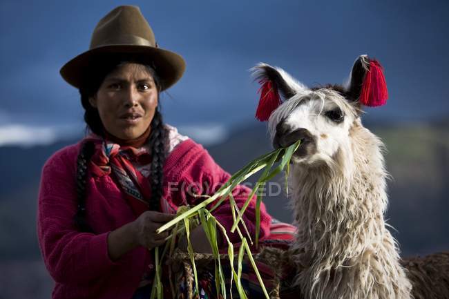 Donna Peruviana In Abbigliamento Tradizionale Con Lama A Cuzco, Peru — Foto stock