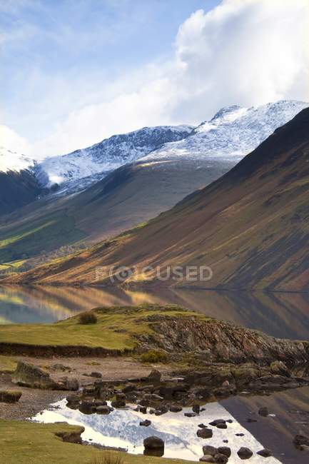 Montañas y lago al aire libre - foto de stock