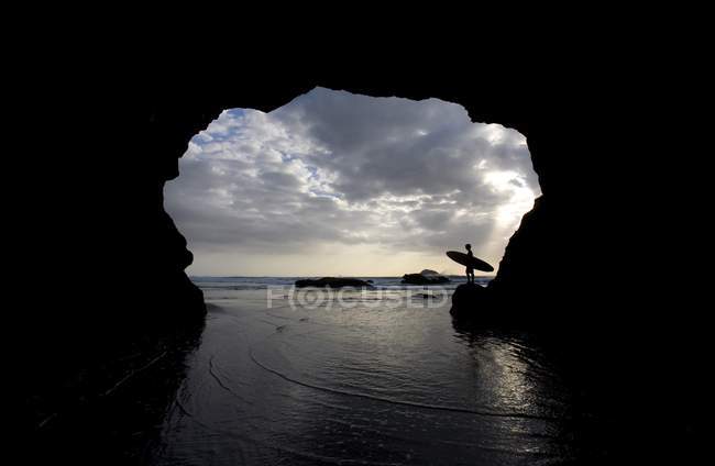 Silueta de surfista en la playa - foto de stock