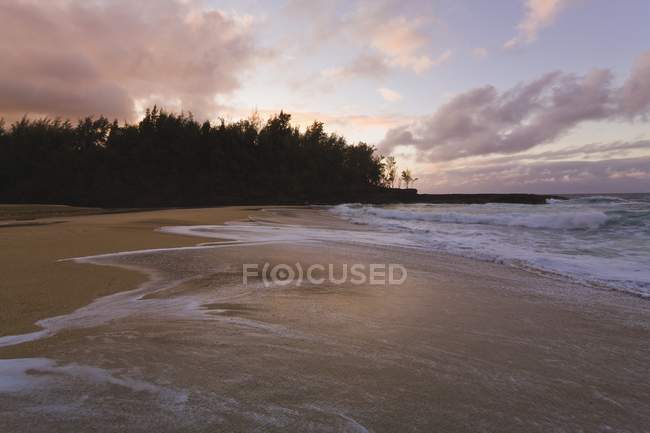 Welle spült über Strand — Stockfoto