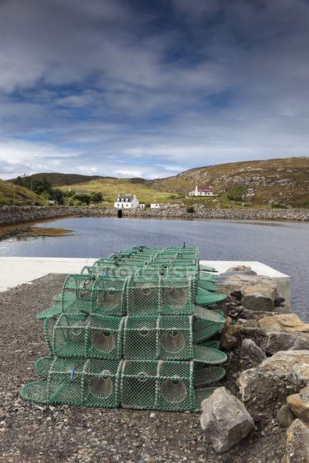 Trappole da pesca seduto sulla riva — Foto stock