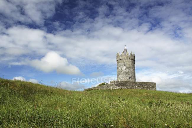 Castelo de Doonagore na grama verde — Fotografia de Stock