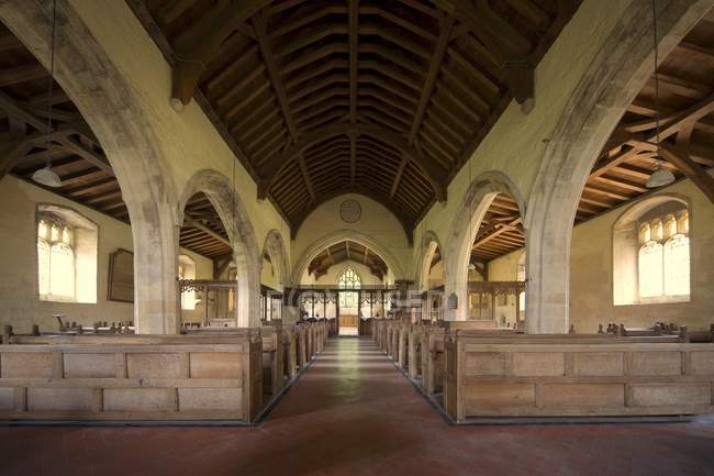 Интерьер церкви с арками — стоковое фото