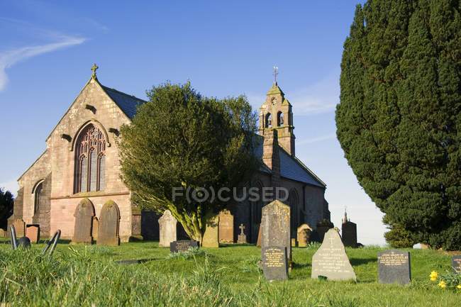 Église avec cimetière en Angleterre — Photo de stock