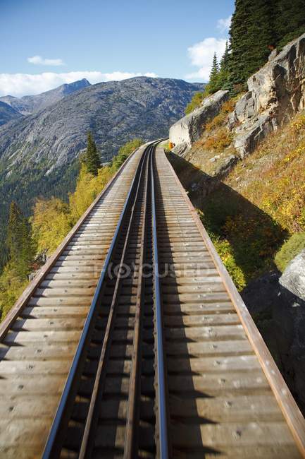 Treno rotaie attraverso le colline — Foto stock