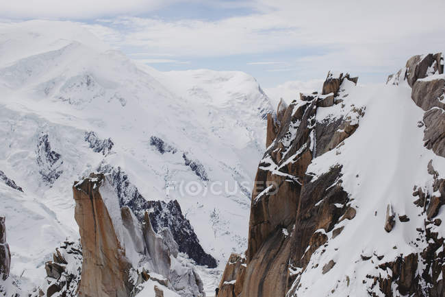 Schneebedeckte Gebirgskette — Stockfoto