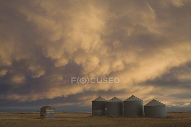 Grain Bins With  Cloudy Sky — Stock Photo