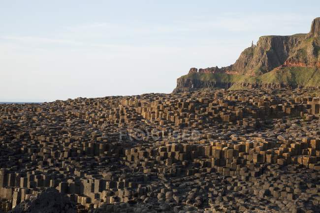 Colonne di basalto naturale e formazioni rocciose — Foto stock