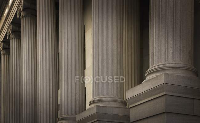 Pilastri di pietra su costruzione — Foto stock