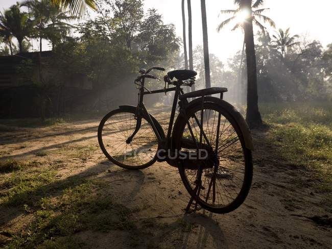Велосипед припаркован на земле — стоковое фото