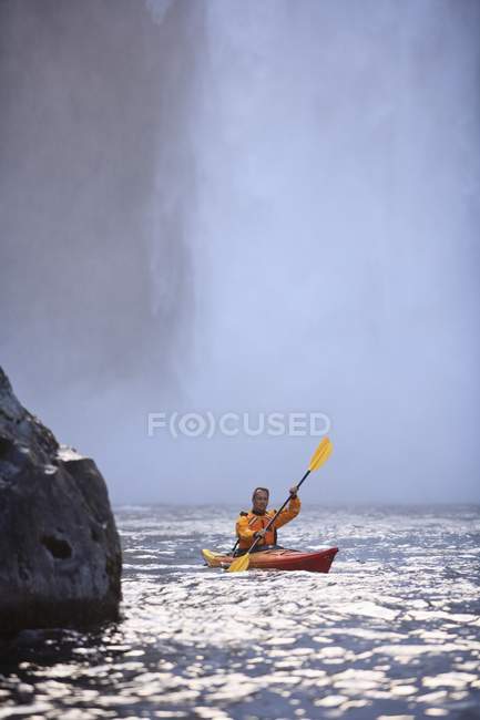 Man Kayak cerca de Snoqualmie Falls, Washington, EE.UU. - foto de stock