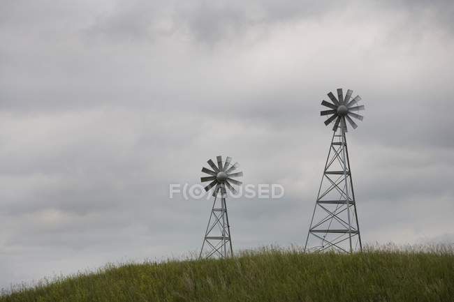 Dois moinhos de vento no campo — Fotografia de Stock