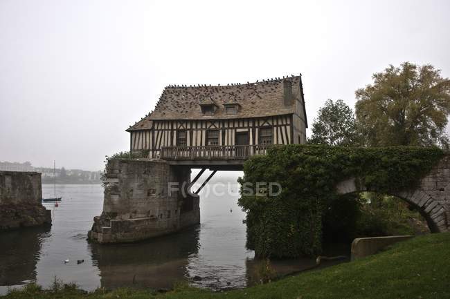 Старая мельница над водой — стоковое фото