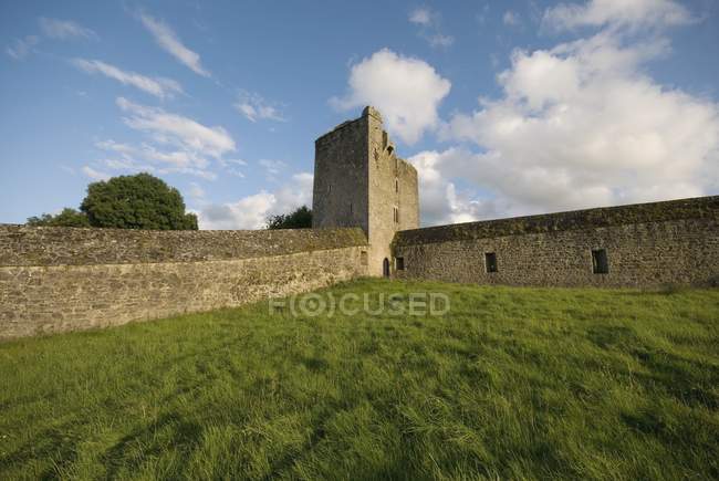 Steinmauer und Turm — Stockfoto
