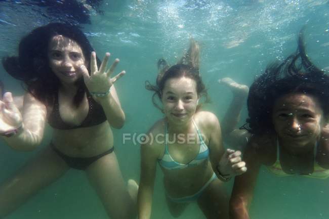 Дівчата-підлітки плавають під водою — стокове фото