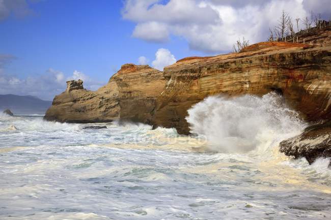 Ondas batendo ao longo da costa — Fotografia de Stock