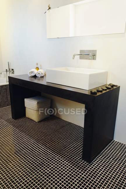 Інтер'єр розкішної сучасної ванної кімнати з меблями — стокове фото