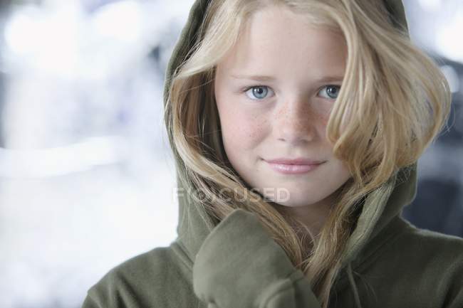 Дівчина-підліток в зеленому светрі з капюшоном — стокове фото