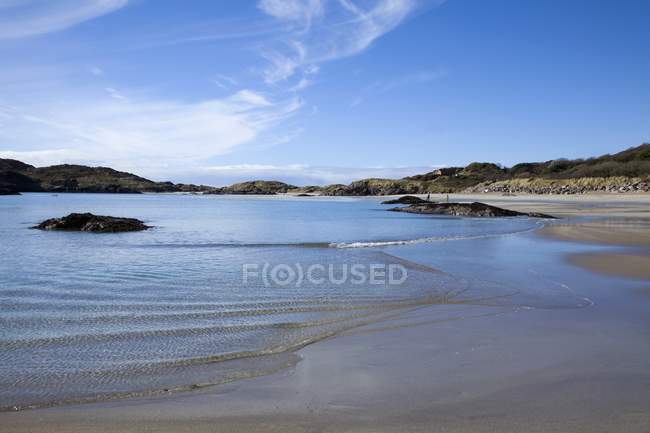Eau se lavant sur le rivage à Derrynane Beach — Photo de stock
