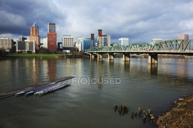 Bateaux le long de la jetée sur la rivière Willamette — Photo de stock