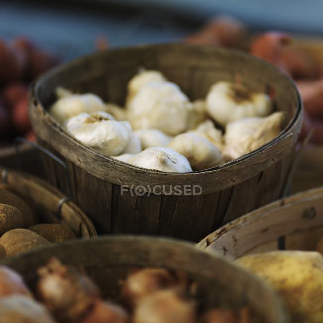 Cesto di aglio fresco su sfondo sfocato — Foto stock