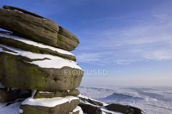 Camadas de neve em rochas — Fotografia de Stock