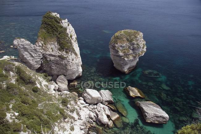 Formações rochosas ao longo do litoral — Fotografia de Stock