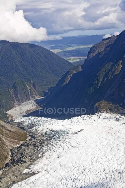Льодовик в гори зі снігом — стокове фото