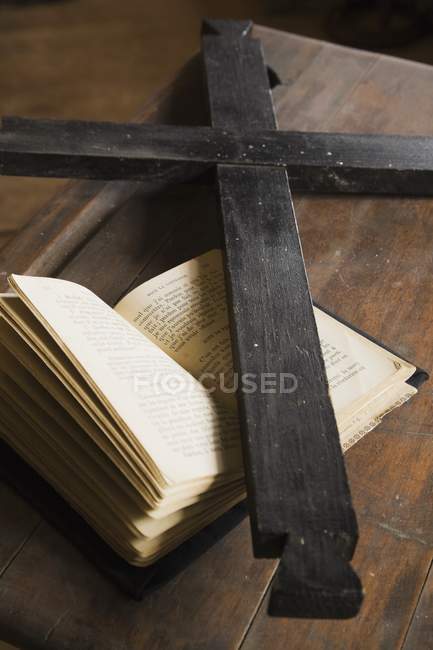 Чёрный деревянный крест — стоковое фото