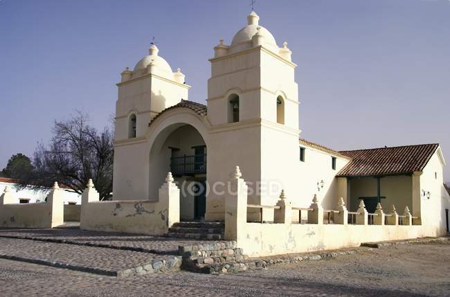 Un bâtiment de l'église blanche — Photo de stock