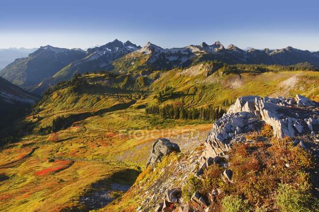 Скалистые горы с травой — стоковое фото