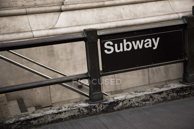 Treppe zur U-Bahn hinunter — Stockfoto