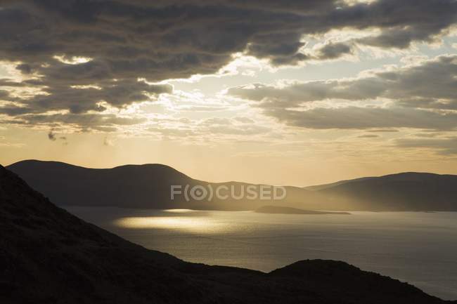 Puesta de sol sobre Ballinskelligs Bay cerca de Waterville - foto de stock