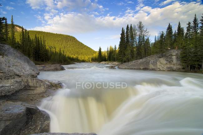 Cascade sur la rivière Elbow — Photo de stock