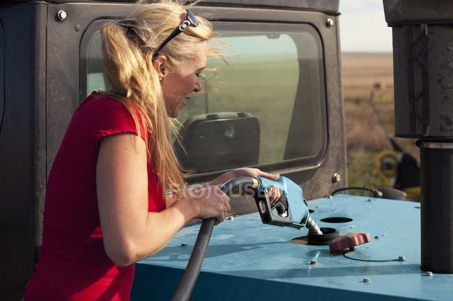 Woman Gassing Up — Stock Photo