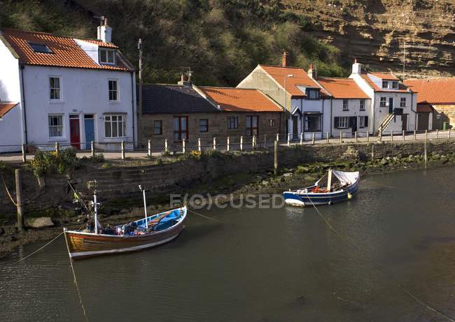Boats Moored On River, Staithes — Stock Photo