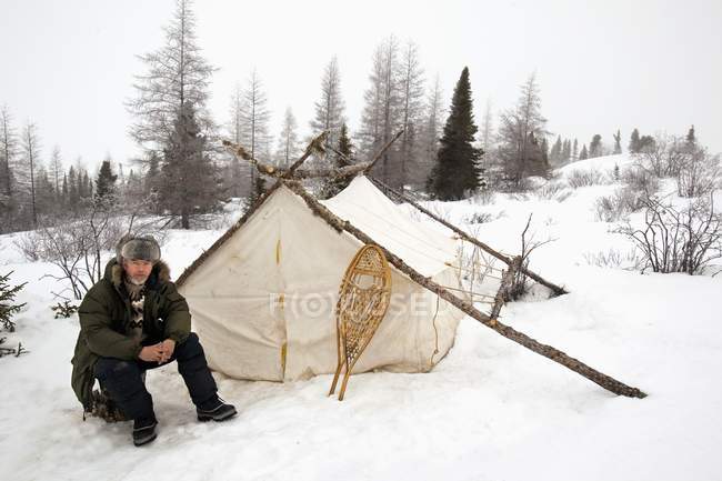 Homem maduro com tenda ao ar livre no Parque Nacional Wapusk nevado, Churchill, Manitoba, Canadá — Fotografia de Stock