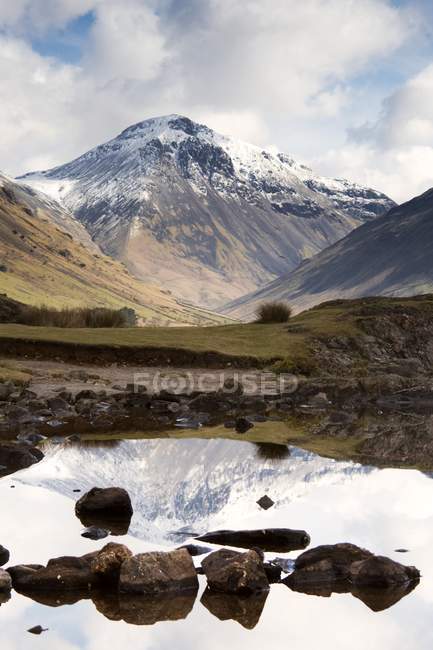 Montanhas e lago em Lake District — Fotografia de Stock