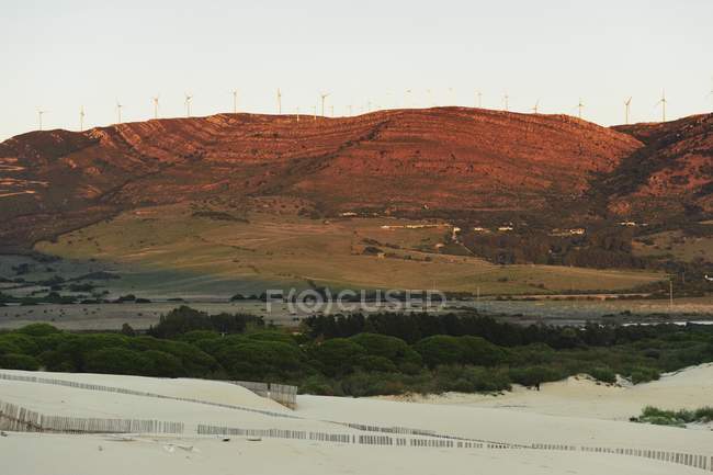 Duna e montagna con turbine eoliche — Foto stock