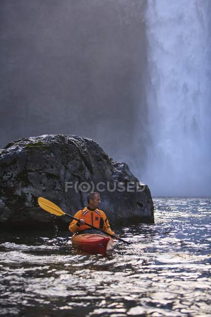 Людина каякінг поблизу Snoqualmie Falls, Вашингтон, США — стокове фото