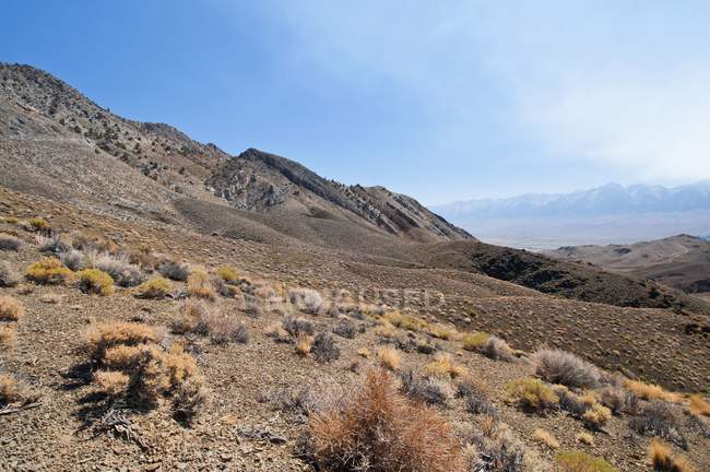 Fumaça de fogo selvagem nas altas montanhas de Sierra Nevada — Fotografia de Stock