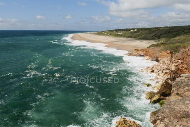 Une plage déserte ; Nazare — Photo de stock
