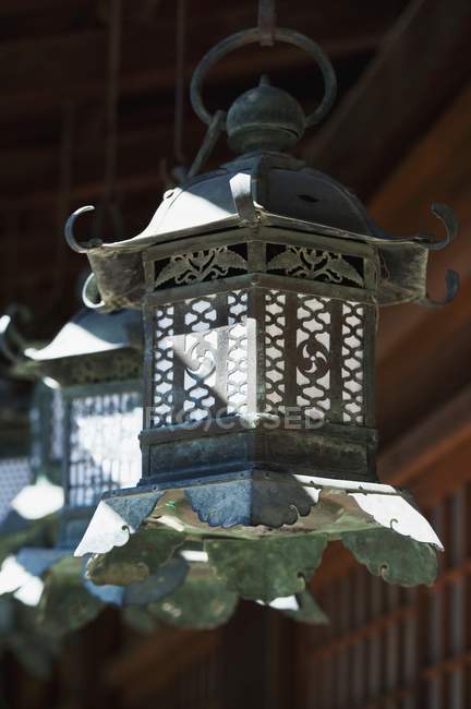 Lanterna appesa al santuario Kasuga-Taisha — Foto stock