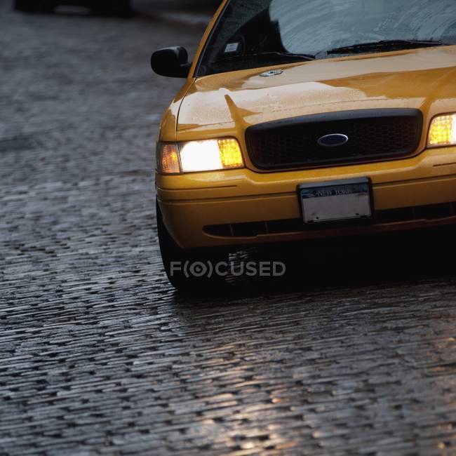 Frente do veículo amarelo — Fotografia de Stock