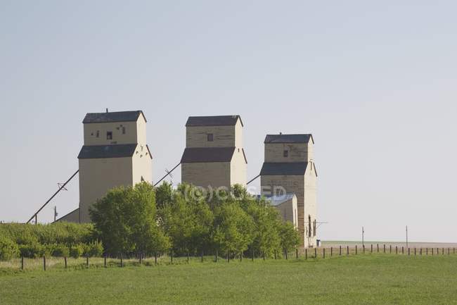Três elevadores de grãos — Fotografia de Stock