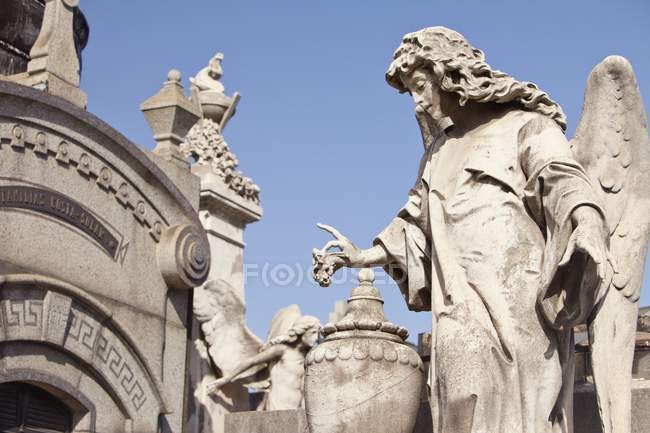 Кам'яні статуї на цвинтарі — стокове фото