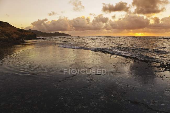 Sonnenaufgang über dem wellengespülten flachen Riff — Stockfoto